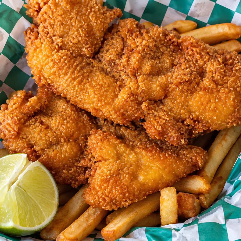 Orden de fish and chips con papas y aderezo